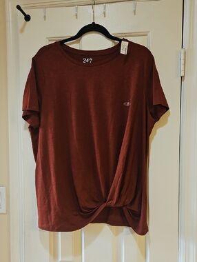 24/7 Women’s Short Sleeve Twist Hem Tee - Rust Brown